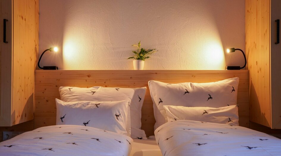 Bett im Doppelbettzimmer