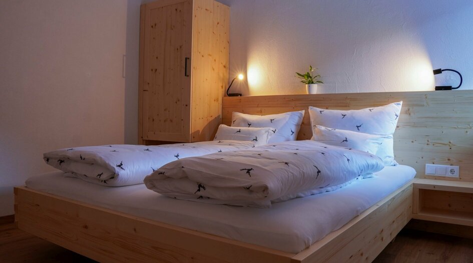 Schlafzimmer mit Holzbett